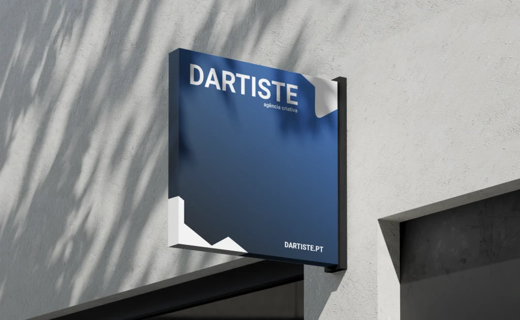 Sinalética de rua com o logótipo da Dartiste numa parede exterior, estilo placas de cafés tradicionais.