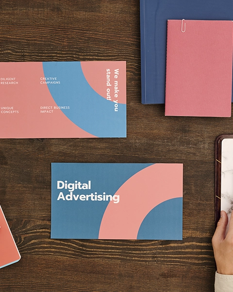 Cartões de visita e panfletos com design gráfico e identidade visual consistente